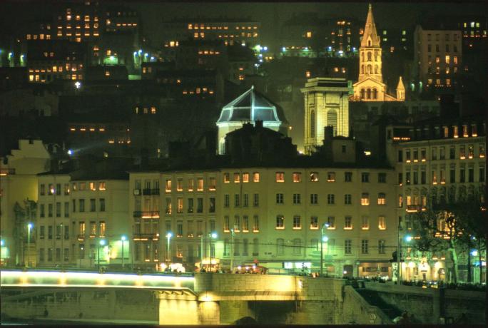 Illuminations quai Saint-Vincent et Croix-Rousse, publication dans "C'est 9 à Lyon" du 30/11/1993 : diapo. couleur 24x36 mm (cote 1518WP/1312)