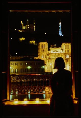 Colline de Fourvière illuminée : diapo. couleur 24x36 mm (1988-2004, cote 2740W/532)