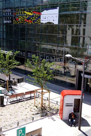 Campement sonore sur la place des Archives, recueil de témoignages des usagers des bains-douches Delessert : photo. numérique de LALCA (2021)