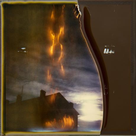 Image craquelé d'une maison en feu ©AlainGuillemaud