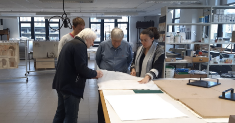 Visite de la famille piochon de l'atelier de restauration des Archives - Virginie Gentien