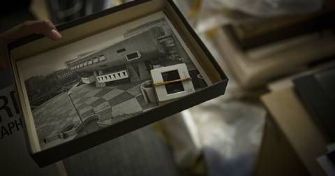 Image d'une boite d'archives contenant une photo et une diapositive